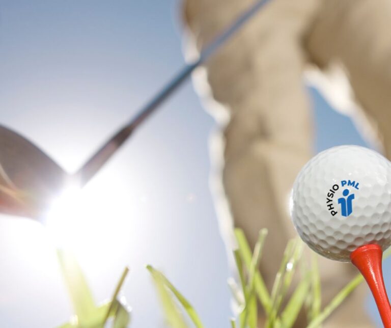 balle de golf sur un tee avec en arrière plan un golfeur