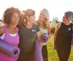 groupe de femme mature avec des tapis d'exercices qui sont souriantes