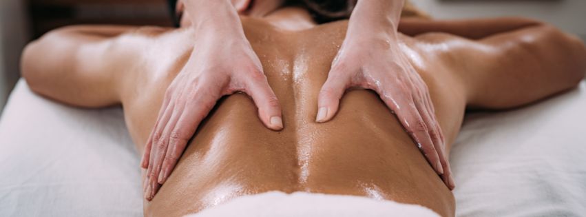 main d'une massothérapeute dans le dos d'un patient