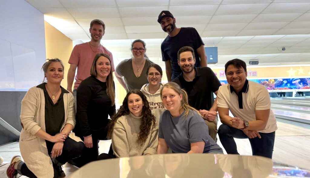 l'équipe de physio pml au bowling lors d'une sortie d'équipe
