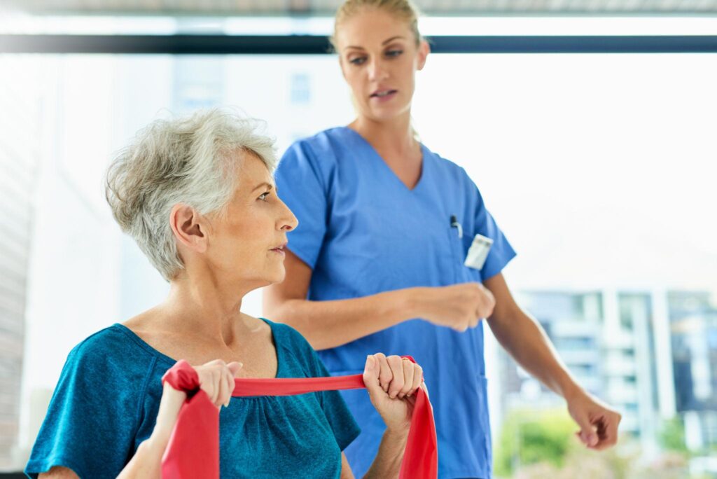 therapeute qui enseigne des exercices à une patiente