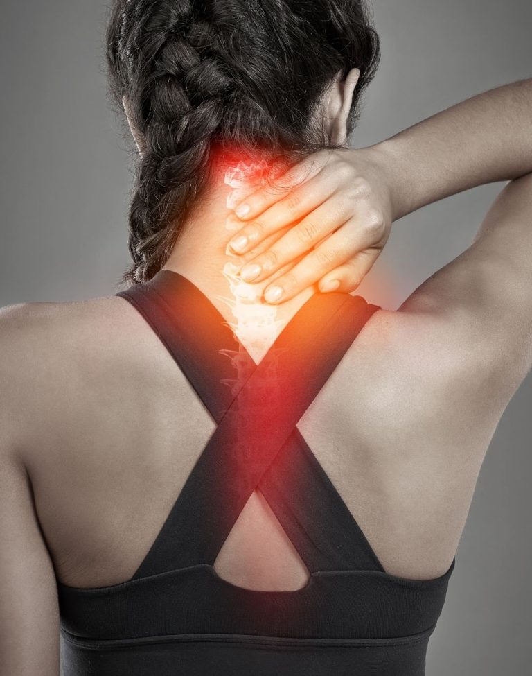 femme avec douleur vive dans la nuque pml